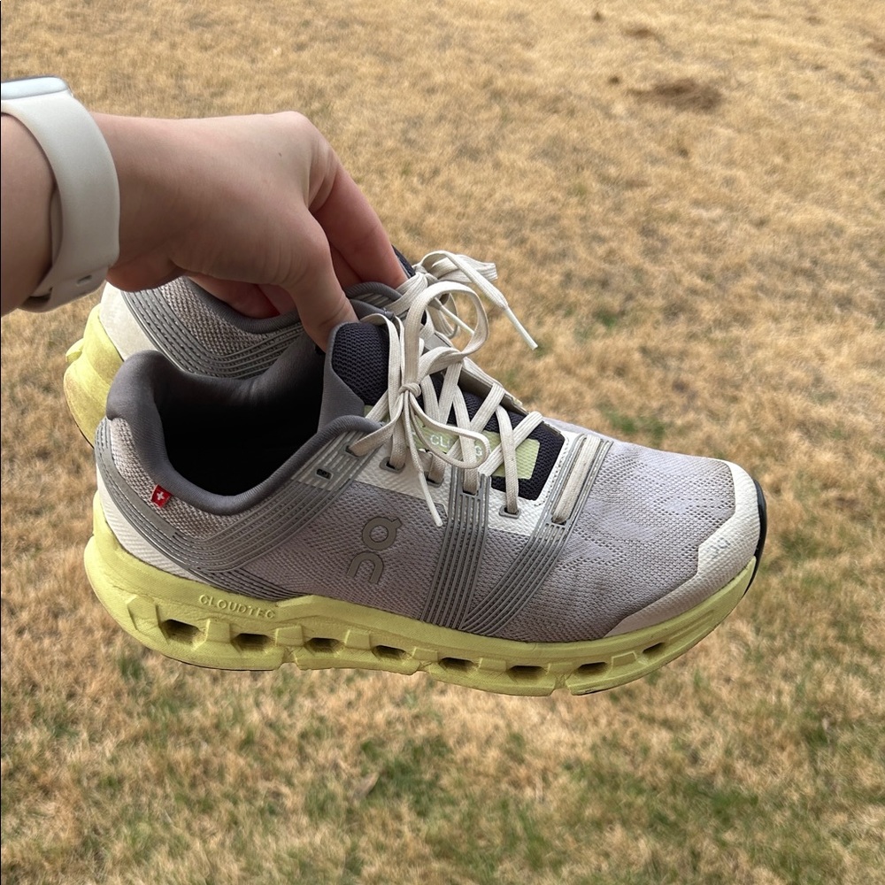 On cloud running tennis shoe